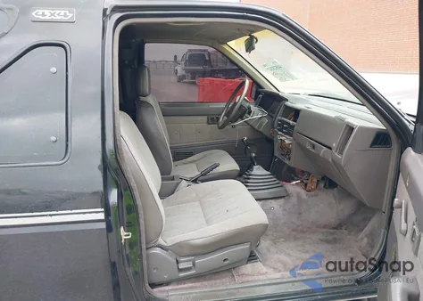 1988 Nissan Pathfinder z USA, uszkodzony, nr VIN JN8HD16Y1JW028497